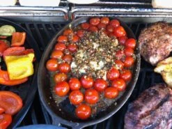 Napoleon Gusseisenpfanne Mit Untersetzer -Napoleon Gusspfanne mit Schafskaese