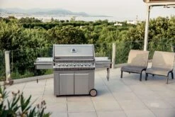 Napoleon Prestige Pro 665-3 Edelstahl Gasgrill Inkl. Drehspieß - Modell 2023 - SMART Deal Inkl. Grillfürst Grill Control Mit Companion Device Und Einstichthermometer -Napoleon Napoleon Prestige Pro 665 Edelstahl Gasgrill Lifestyle