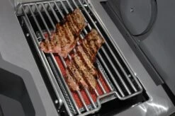 Napoleon Prestige Pro 665-3 Edelstahl Gasgrill Inkl. Drehspieß - Modell 2023 - SMART Deal Inkl. Grillfürst Grill Control Mit Companion Device Und Einstichthermometer -Napoleon Napoleon Prestige Pro Sizzle Zone Steaks