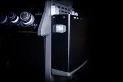 Napoleon Rogue SE 525 Gasgrill - All-black - Grillfürst Edition Inkl. Abdeckhaube - SMART Deal Inkl. Grillfürst Grill Control - Modell 2022 -Napoleon Seitenablage abgeklappt all black