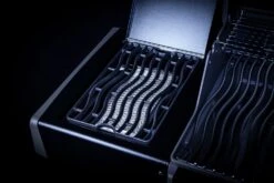 Napoleon Rogue SE 525 Gasgrill - All-black - Grillfürst Edition Inkl. Abdeckhaube - SMART Deal Inkl. Grillfürst Grill Control - Modell 2022 -Napoleon Sizzle Zone All Black