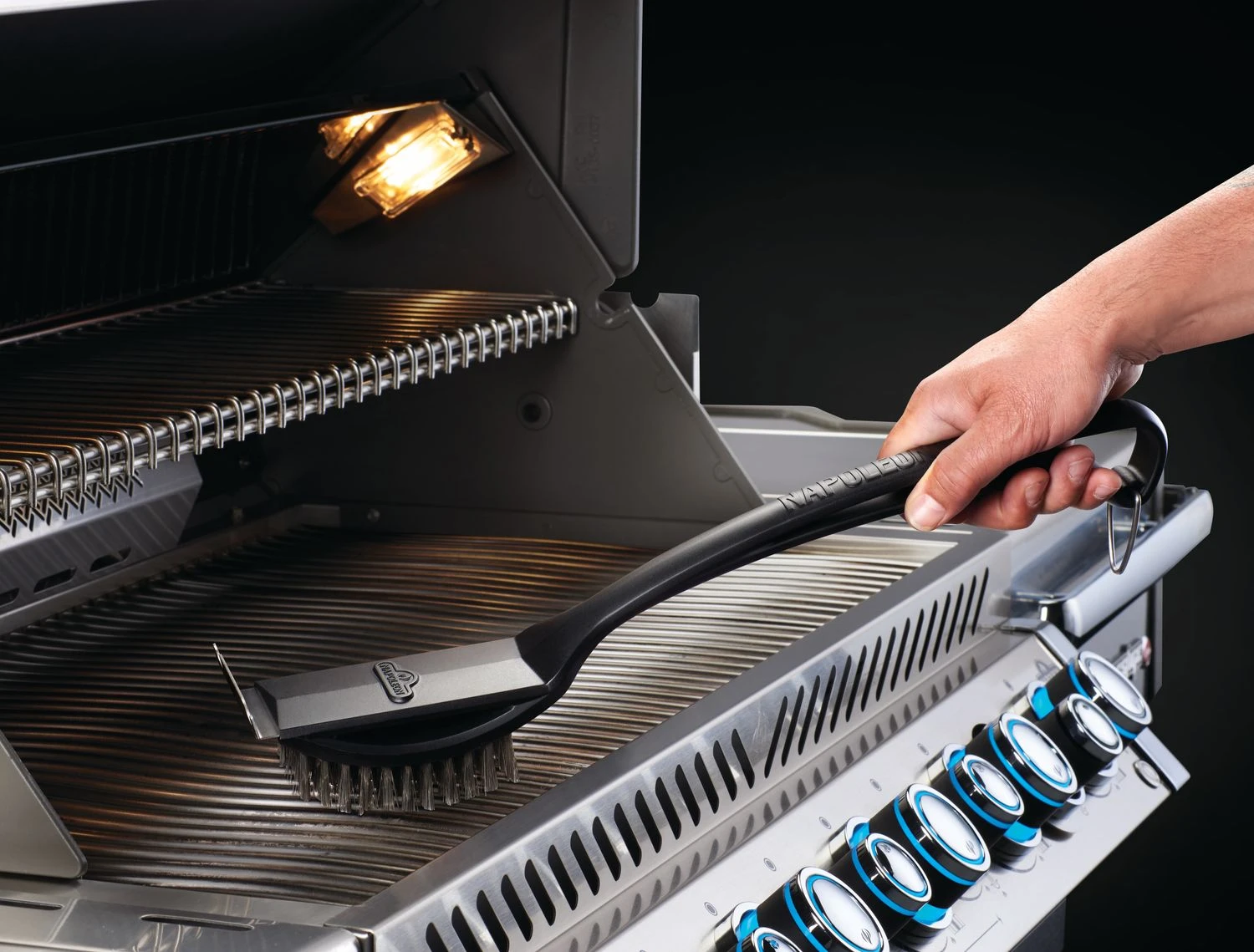 Napoleon Grillbürste Mit Edelstahlborsten Und Grillschaber 4 Napoleon Grillbürste Mit Edelstahlborsten Und Grillschaber – Bild 2